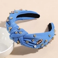 Detail eines blauen geknoteten Stirnbands mit Rugby-Anhängern, Perlen und Strasssteinen - Blau