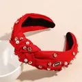 Detail eines roten Knotenstirnbandes mit Perlen, Strass und Rugby-Fußball-Charms - Rot