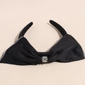 Dettaglio del cerchietto in raso nero con bordo di strass e decorazione di perle - Nero