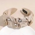 Dettaglio cerchietto in raso champagne con strass scintillanti ed etichetta artigianale - Cachi Strass