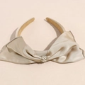 Dettaglio del cerchietto in raso champagne con bordi in strass e centro in perle - Cachi