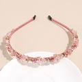 Détail du serre-tête en cristal rose avec revêtement satiné et griffes en métal - Rose