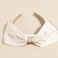 Dettaglio elegante cerchietto in raso crema con perle centrali e bordi in strass - Beige