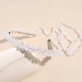 Detail van de met kristal gevlochten hoofdband met lange kwastjes en zilveren metalen frame - Wit