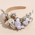 Detalle de diadema barroca con rosas de tela 3D, perlas y cristales sobre dorado - Blanco