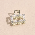 Dettaglio di una piccola molletta dorata con perle incastonate e strass brillanti - Pinza quadrata