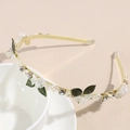 Dettaglio di un cerchietto floreale con perle, foglie verdi e cristalli su una tazza - Cerchietto Floreale Con Foglie Grandi