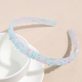 Détail de strass colorés étincelants sur un serre-tête élégant posé sur une tasse - Strass Bleu et Rose