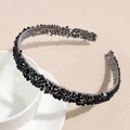 Vue détaillée d'un serre-tête noir avec strass étincelants montrant la texture fine - Noir Strass