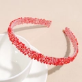 Gros plan de strass rouges scintillants sur un serre-tête haut de gamme et lumineux - Rouge Strass