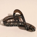 Dettaglio della pinza per capelli a forma di cuore marrone scuro con finitura in resina - Marrone Trasparente