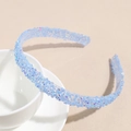 Détail d'un serre-tête bleu clair avec cristaux étincelants et dents antidérapantes - Strass Bleu