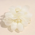 Dettaglio di una grande molletta per capelli a fiore in chiffon con eleganti perle - Beige