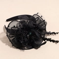 Dettaglio dell'elegante cerchietto nero con fiori in rete, perline e piume fini - Nero