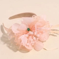 Dettaglio del cerchietto con fiori rosa, velo a rete, perle sintetiche e piume soffici - Rosa Arancio