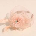 Dettaglio della fascia in velo rosa con petali di fiori, piume delicate e perline chic - Arancione