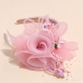 Dettaglio del cerchietto con fiori in rete rosa decorato con perline e raso - Rosa