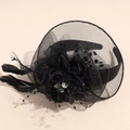 Dettaglio del fascinator da sposa vintage in rete nera con piume e perline - Nero