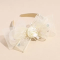 Dettaglio di un elegante cerchietto con fiocco in tulle, rosa di raso e perle di cristallo - Beige