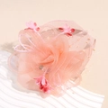 Dettaglio di un fascinator a fiori rosa con rete delicata e decorazioni di perle finte - Rosa Arancio