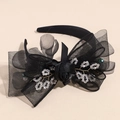 Dettaglio cerchietto in velluto nero con fiocco in rete e decorazioni in cristallo - Nero