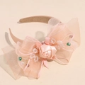 Dettaglio cerchietto in rete color pesca con rosa di raso e perle di cristallo - Arancione