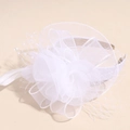 Dettaglio del cerchietto con fiori in rete bianca con piume e accenti di perle - Bianco