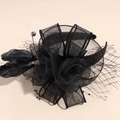 Dettaglio di cerchietto con fiore in rete nera, piume e perla grigia in stile vintage - Nero