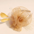 Dettaglio del fascinator in rete oro champagne con piume gialle e accenti di perle - Champagne