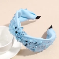 Detalle de diadema de malla azul claro con lentejuelas brillantes y perlas finas - Azul