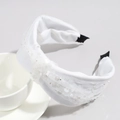 Primer plano de diadema acolchada de encaje blanco con lentejuelas y perlas decorativas - Blanco