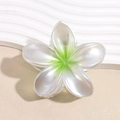 Dettaglio della molletta a fiore di plumeria con sfumatura verde e finitura perlata - Verde