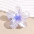 Vue détaillée de la pince à cheveux frangipanier dégradé violet avec finition résine perle - Violet