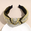 Detalle de la diadema ancha tejida verde con textura étnica y elegante nudo central - Estilo Jacquard Verde Oliva