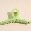 Dettaglio della grande pinza per capelli in acetato verde chiaro marmorizzato con molla oro - Verde
