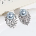 Primer plano de perlas grises y racimos de pedrería en aretes de plata - Perla Gris Llena De Diamantes
