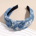 Detailaufnahme von geknotetem hellblauem Denim-Haarreif mit goldenen Sternen und Antirutschfutter - Hellblau