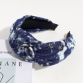 Geknotetes Jeans-Stirnband mit goldenem Stern- und Mondmuster auf gewaschenem Batikstoff - Dunkelblau