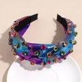 Detalle de diadema con nudo y cristales de colores sobre tela degradada azul - Degradado Azul Púrpura