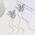 Detalle de pendientes de mariposa con borla plateada, circón y perla en fondo blanco - Borla Larga De Mariposa Con Perlas Y Diamantes De Imitación