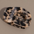 Dettaglio molletta per capelli con motivo a tartaruga e finitura lucida in resina - Leopardo Beige Chiaro