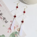 Detalle de pendientes de estilo chino con cuentas rojas y colgantes de nubes blancas - Borla de Abanico Hueca Con Perlas Rojas