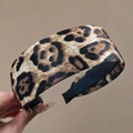Dettaglio del cerchietto largo in velluto leopardato con morbida fodera interna nera da donna - Piatto Allargato Grigio Marrone
