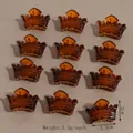 Dettaglio di 12 mini mollette ambra a corona, dimensioni 3,3 cm x 2 cm e peso di 3,5 g - Corona in legno marrone
