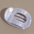 Macro di una grande clip per capelli in acetato viola iridescente con design rettangolare cavo - Viola