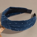 Detail eines dunkelblauen Samt-Haarreifens mit Knoten und funkelnden Strasssteinen - Blau