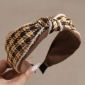Dettaglio di una fascia larga con nodo in tessuto tweed pied de poule marrone autunnale - Marrone