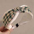 Dettaglio del cerchietto a nodo con motivo pied de poule in tessuto verde e oro vintage - Verde