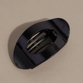 Vue détaillée d'une pince à cheveux ovale noire brillante au design incurvé lisse - Noir Brillant