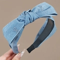 Détail d'un serre-tête en jean bleu clair avec grand nœud en strass et dents antidérapantes - Nœud Bleu
